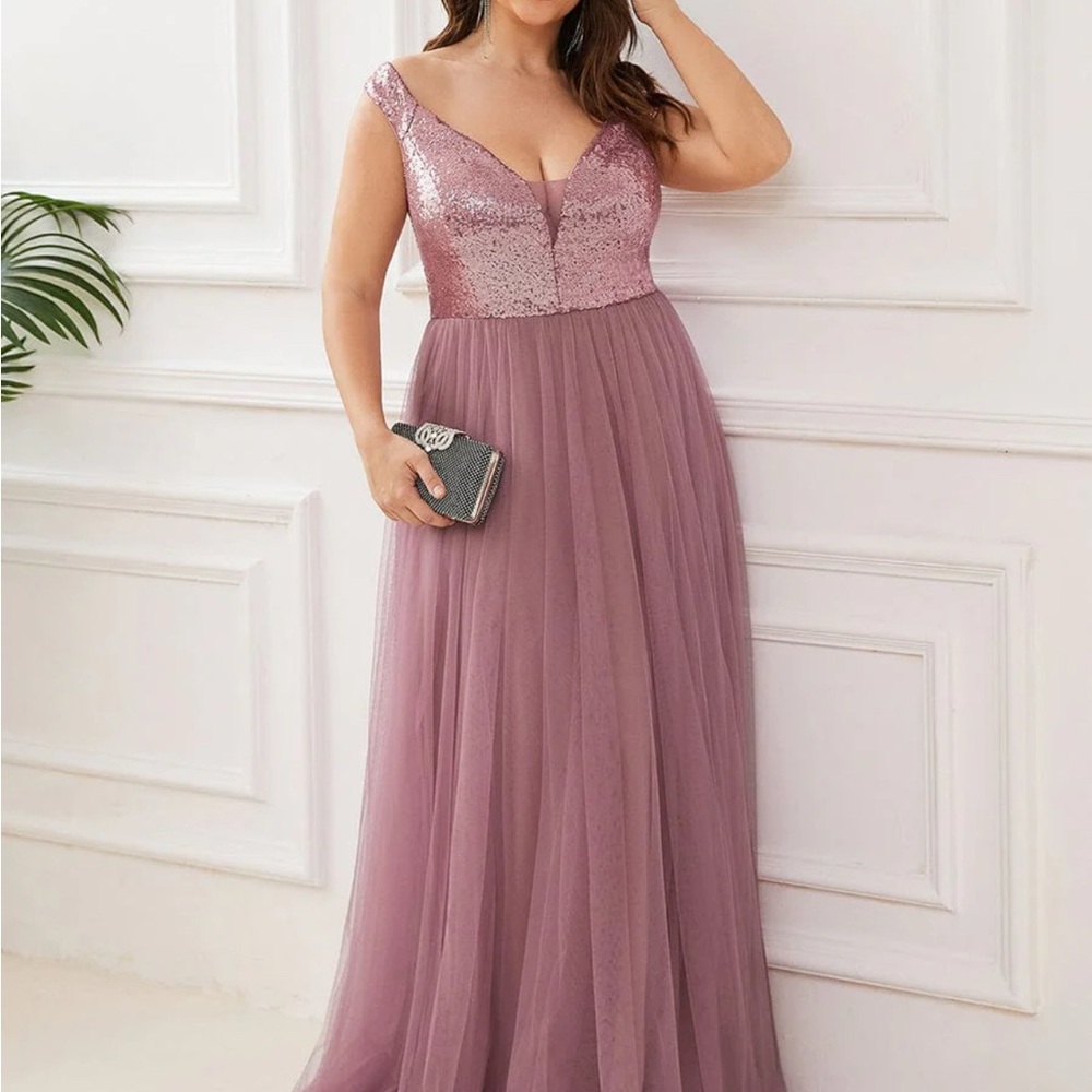 NWT - PLUS SIZE - Elegant Mauve Evening Gown